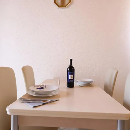 Appartement Gesamte In Mit Grossem Balkon Vir